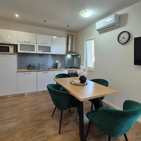 Apartments Draga شقة تروغير